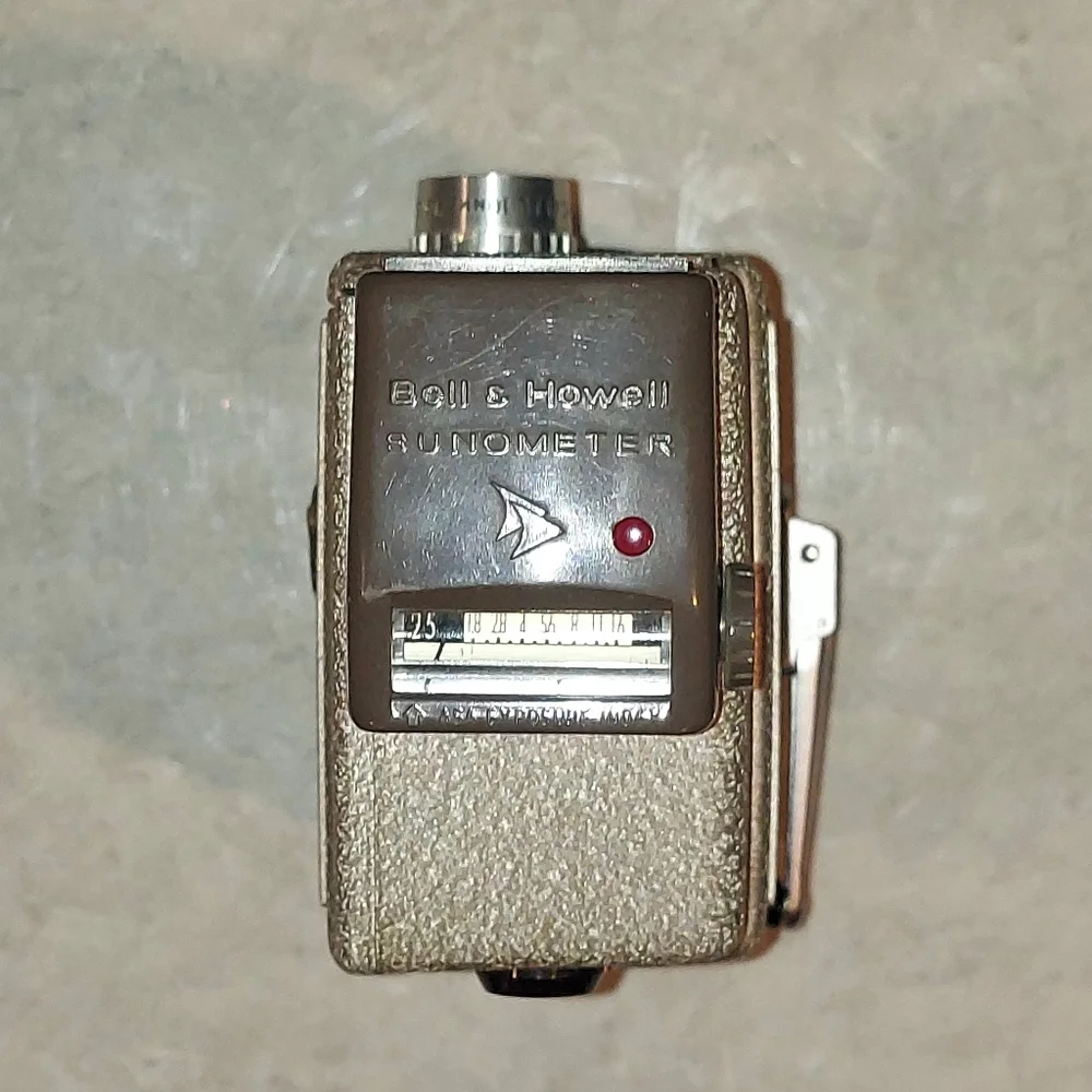 VINTAGE 1940s COLLECTIBLE BELL & HOWELL 319 8mm MOVIE CAMERA SUNOMETER TRI-LENS